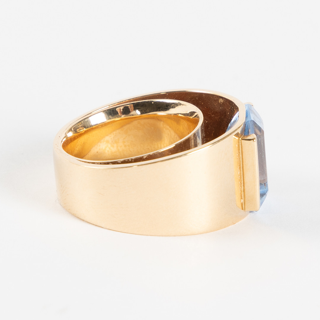 RING, 18K guld med fasettslipad syntetisk blå spinell, Art Metall, Helsingborg.