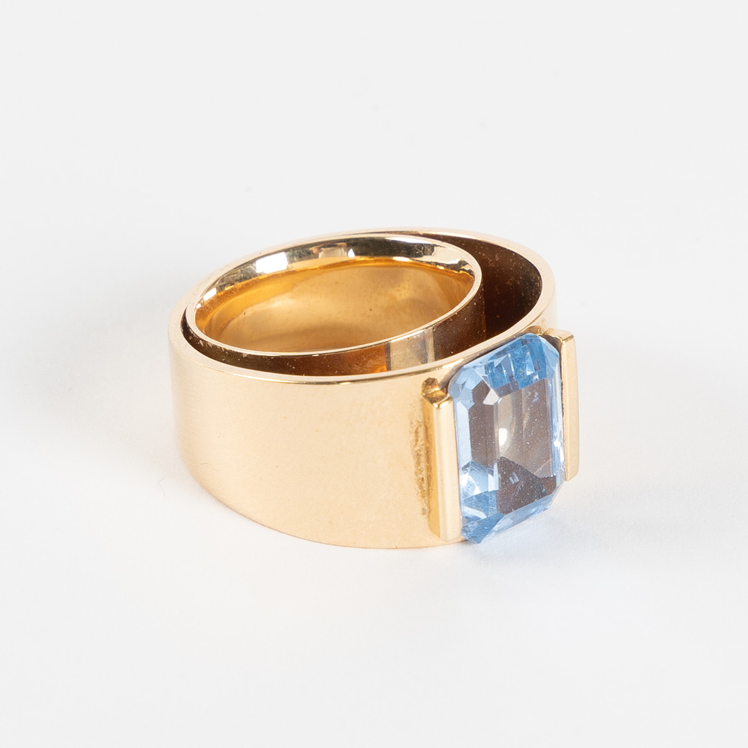 RING, 18K guld med fasettslipad syntetisk blå spinell, Art Metall, Helsingborg.