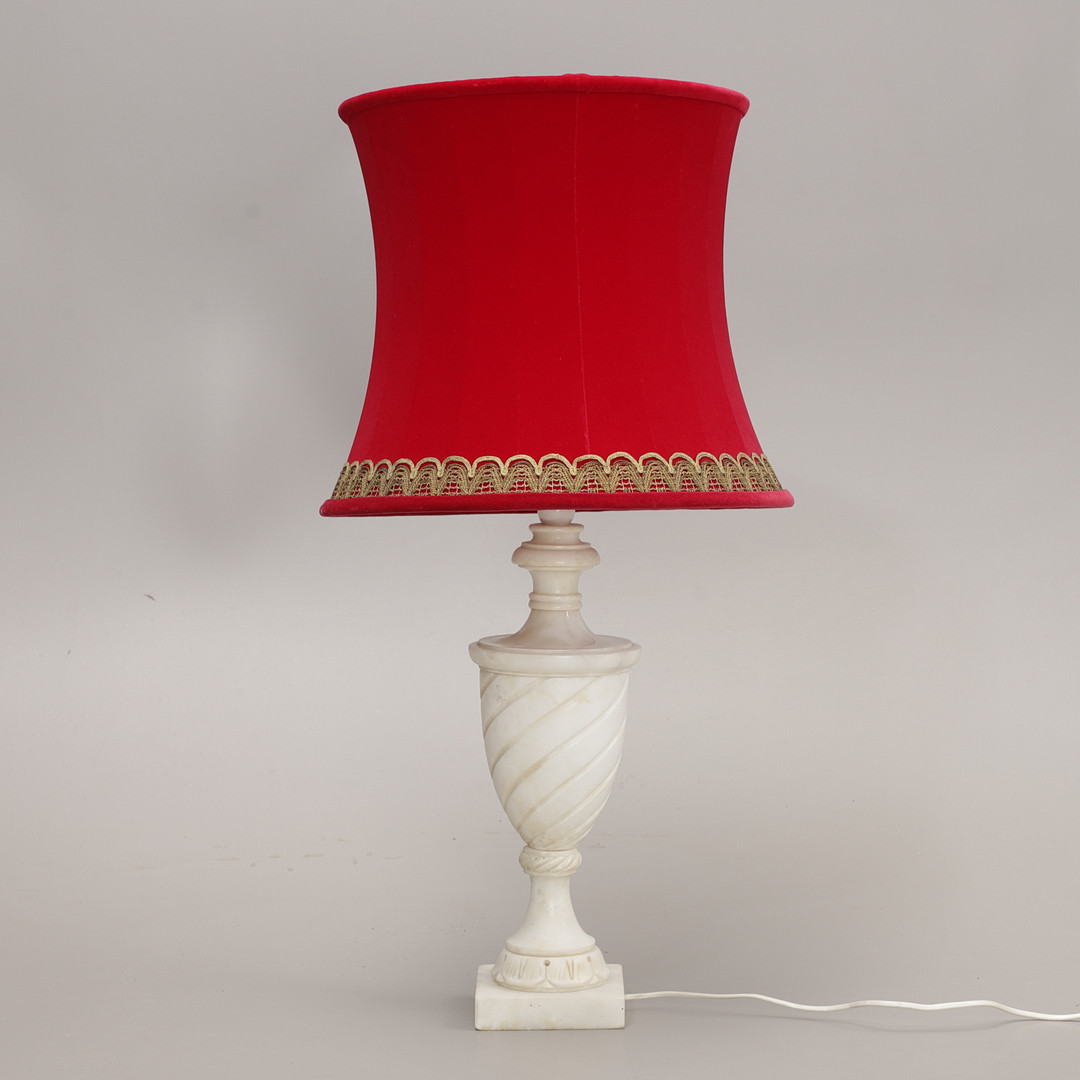 BORDSLAMPA, marmor, 1900-talets andra hälft.