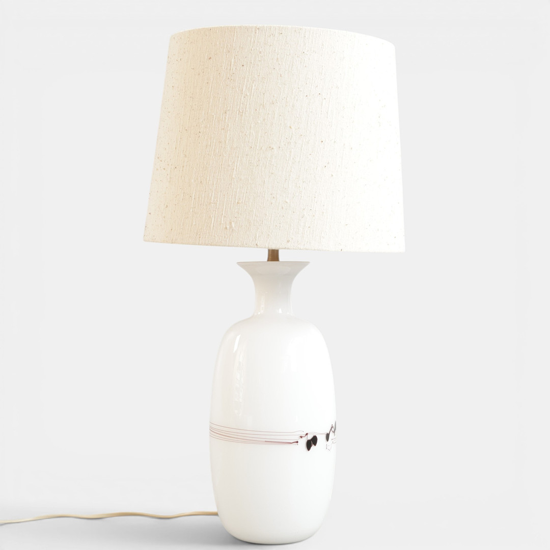 'Melody', bordlampe af opalglas med farvet dekoration. Udført hos Holmegaard, Danmark.