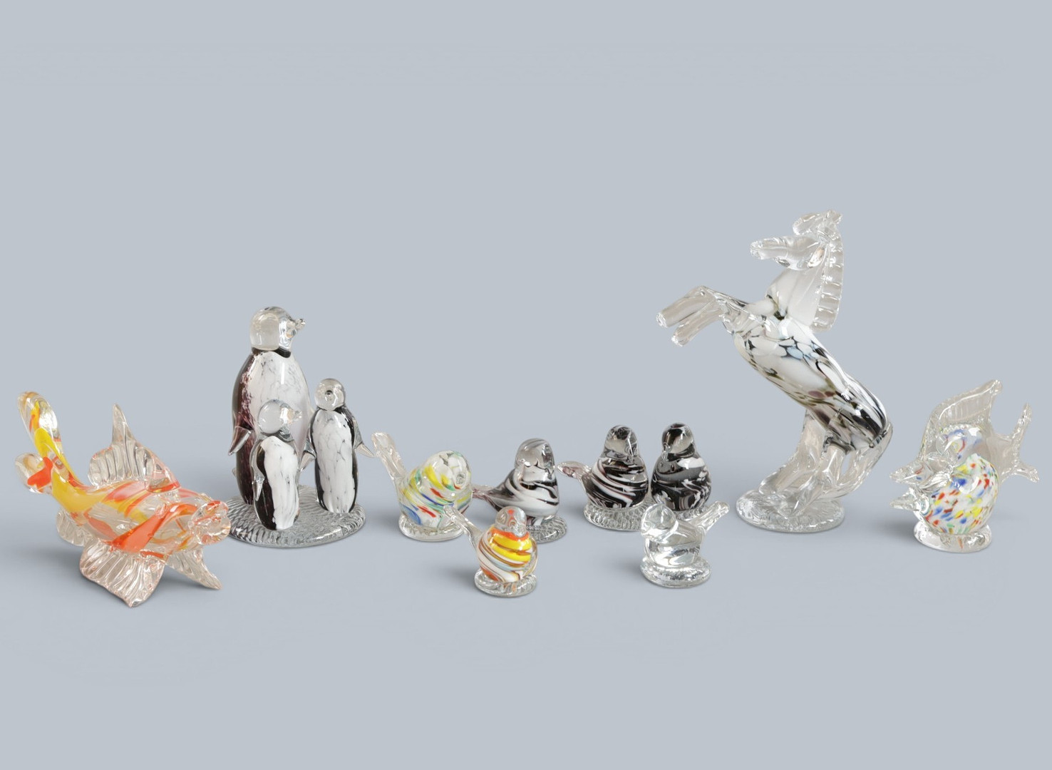 HOLMEGAARD M.FL. Samling figurer af farvet glas, heriblandt 'glas-fusk' fra Holmegaard Glasværk. Danmark, 20. årh.s. anden halvdel (9).