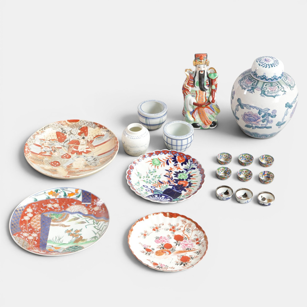Samling japanske / kinesiske genstande, flerfarvet dekoration. Udført, 20. årh. (18).