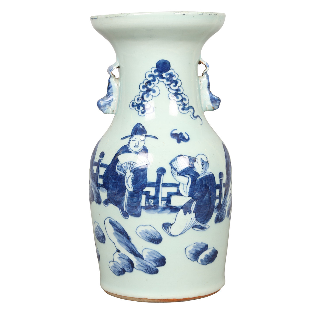AN EARLY 20TH CENTURY CHINESE MING STYLE VASE.