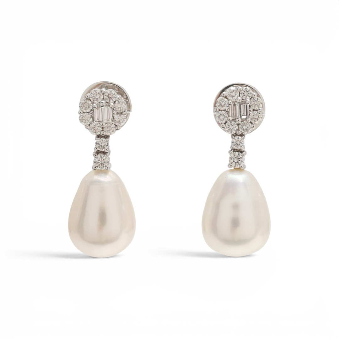 Pearls and diamonds pendant earrings.
