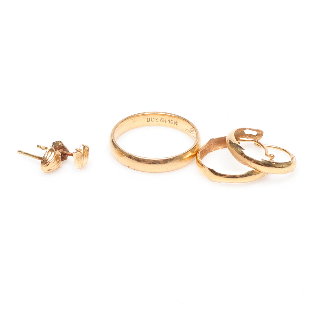 RING samt 2 par ÖRHÄNGEN, 18K, Guld, vikt cirka 4,3 gram.