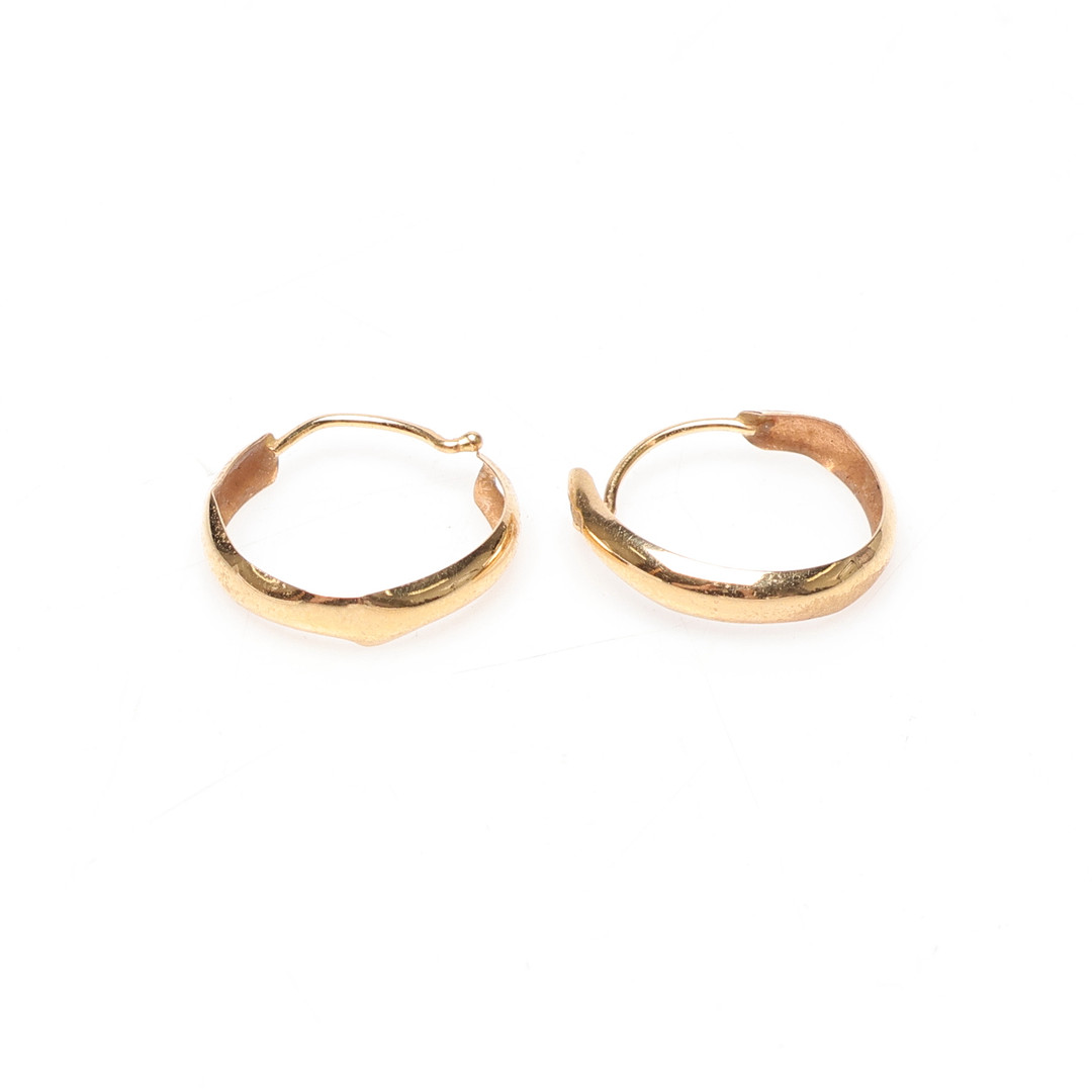 RING samt 2 par ÖRHÄNGEN, 18K, Guld, vikt cirka 4,3 gram.