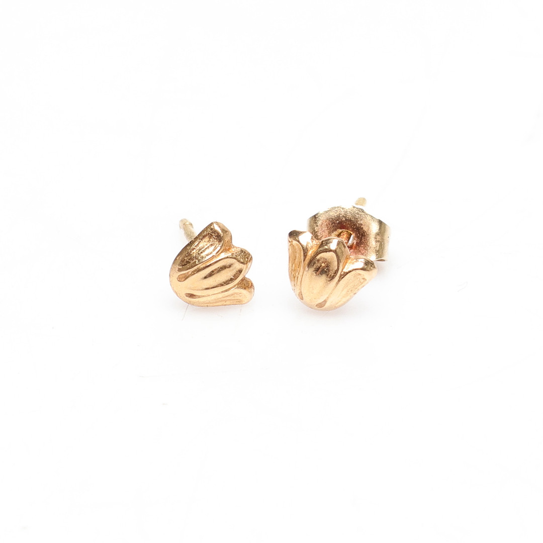 RING samt 2 par ÖRHÄNGEN, 18K, Guld, vikt cirka 4,3 gram.