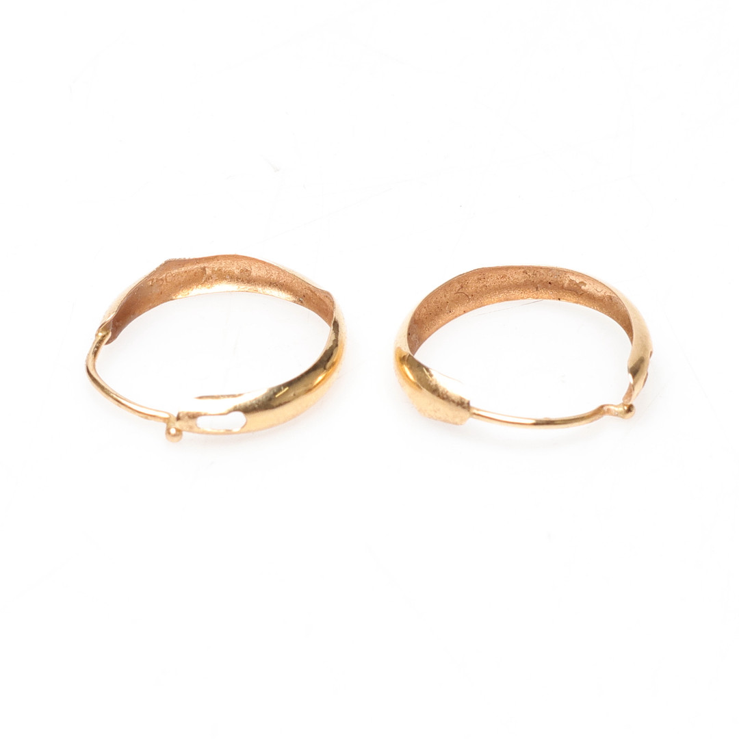 RING samt 2 par ÖRHÄNGEN, 18K, Guld, vikt cirka 4,3 gram.