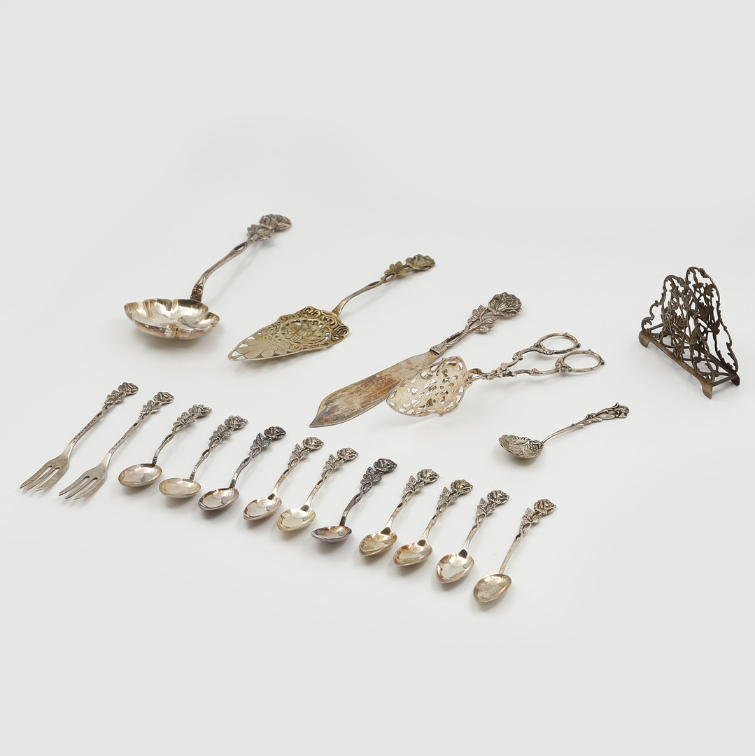 18 BESTICK I ÄKTA SILVER, SKEDAR, TÅRTSPADE, KAKTÅNG, SERVETTSTÄLL, TÅRTKNIV, STRÖARE, BAKELSEGAFFLAR.