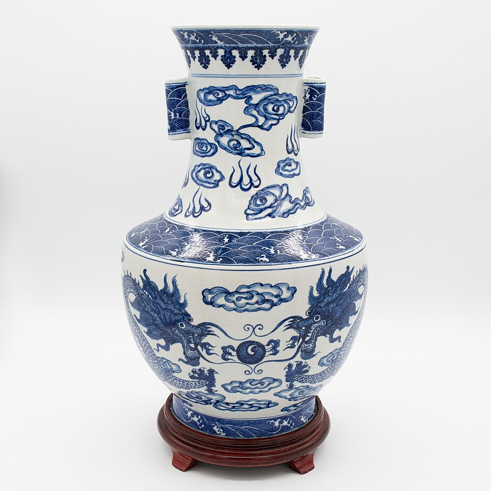GROSSE CHINESISCHE BLAU-WEISSE PORZELLANVASE MIT DRACHEN UND WOLKENMOTIV, HANDBEMALT, UM 1940.
