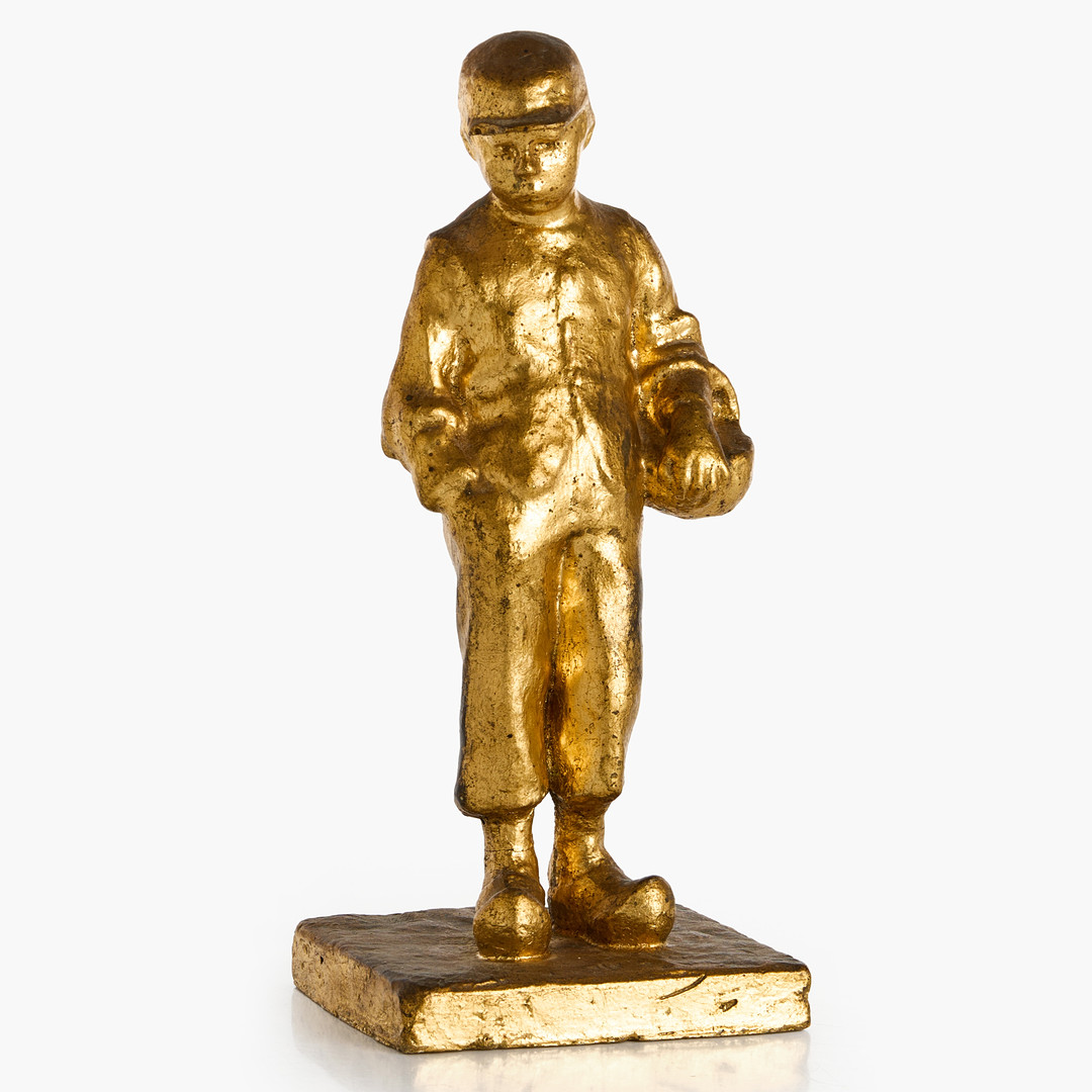 OIDENTIFIERAD KONSTNÄR. Skulptur, gosse med korg, signerad, daterad 1910, förgylld gips.