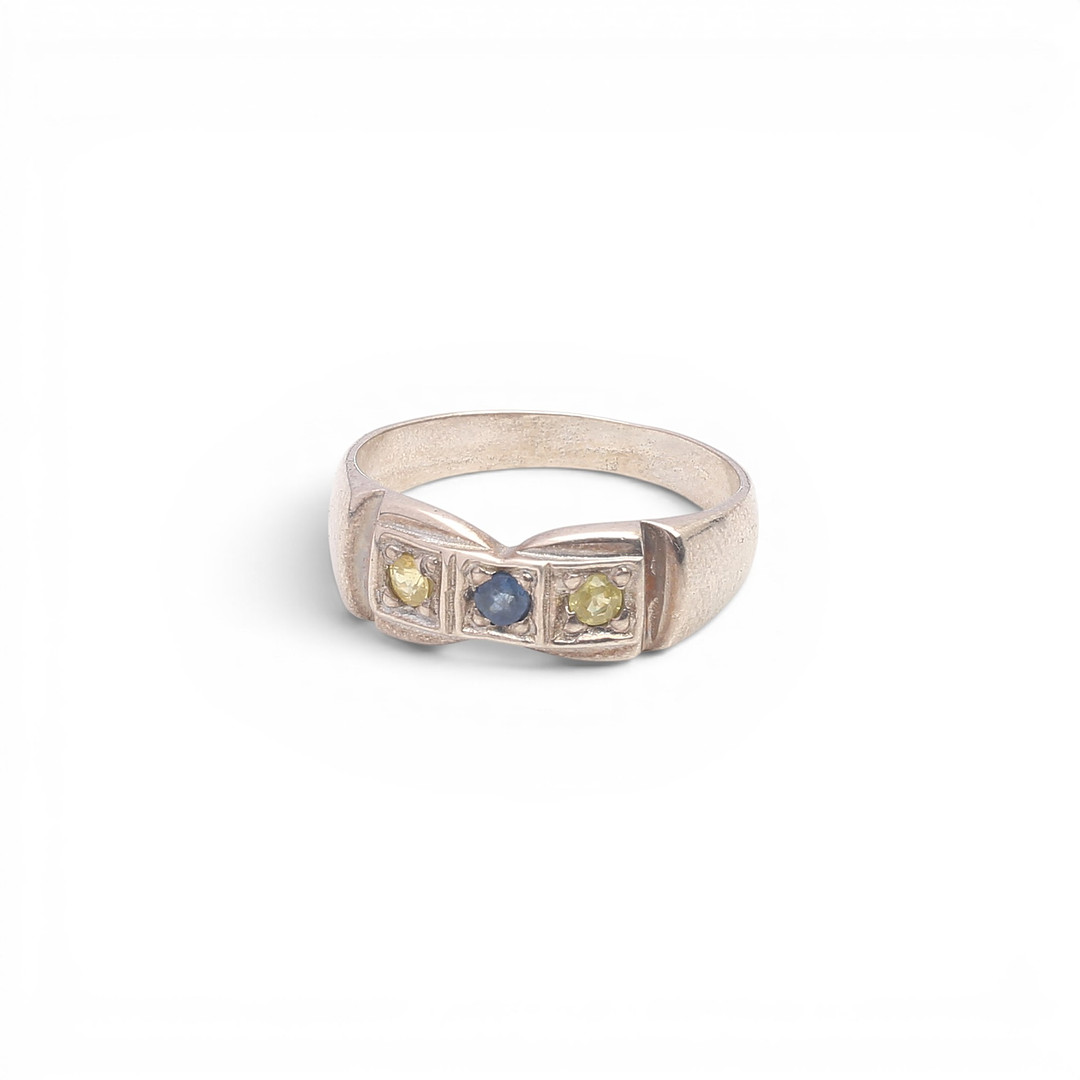 Ring with three sapphires.
