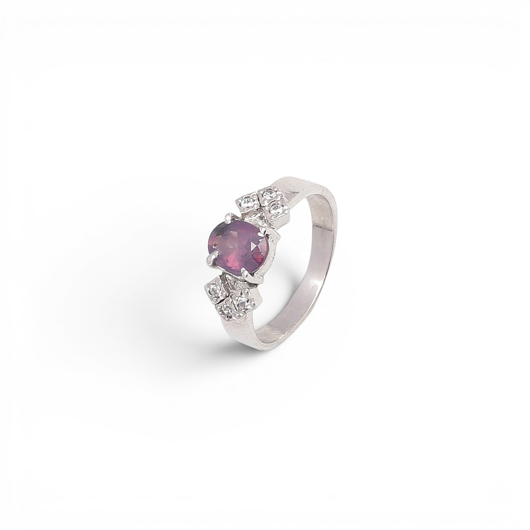 Spphire ring.