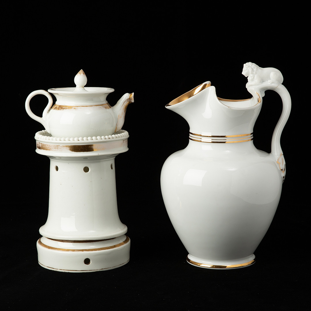 Tekanna med rechaud samt vinkanna. Porslin, Frankrike, 1800-tal.