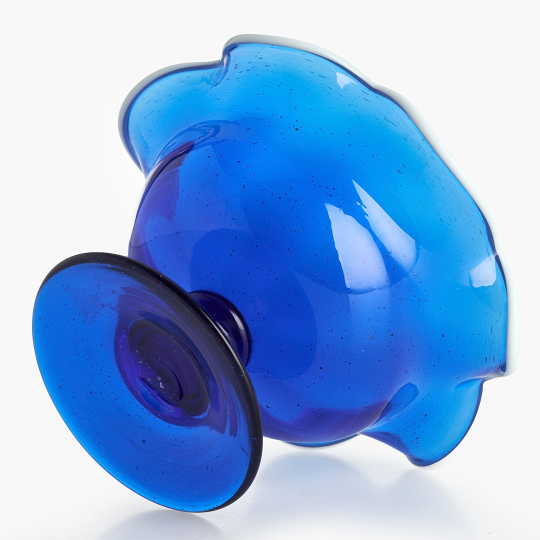 SOCKERSKÅL, blåtonat glas, förmodligen Sandö glasbruk, 1800-talets första hälft.