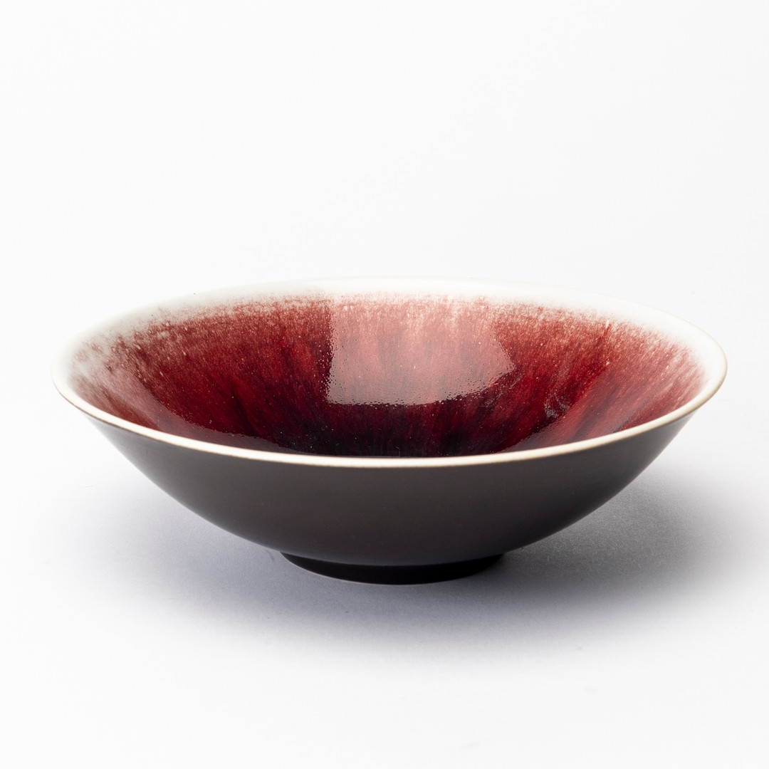 FRIEDL HOLZER-KJELLBERG (1905-93). Skål, Arabia, porslin/stengods med invändig rinnande glasyr i oxblod eller flambé, utvändigt dekorerad i svart engobe, unik, monogramsignerad, Arabia, Finland, 1950-tal.
