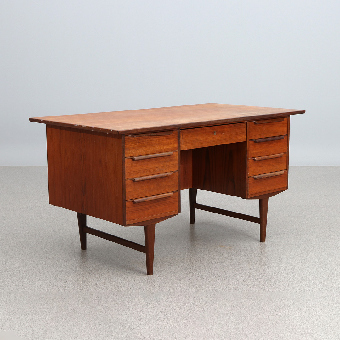 SKRIVBORD. Teak. 1950/60-tal. Omärkt.