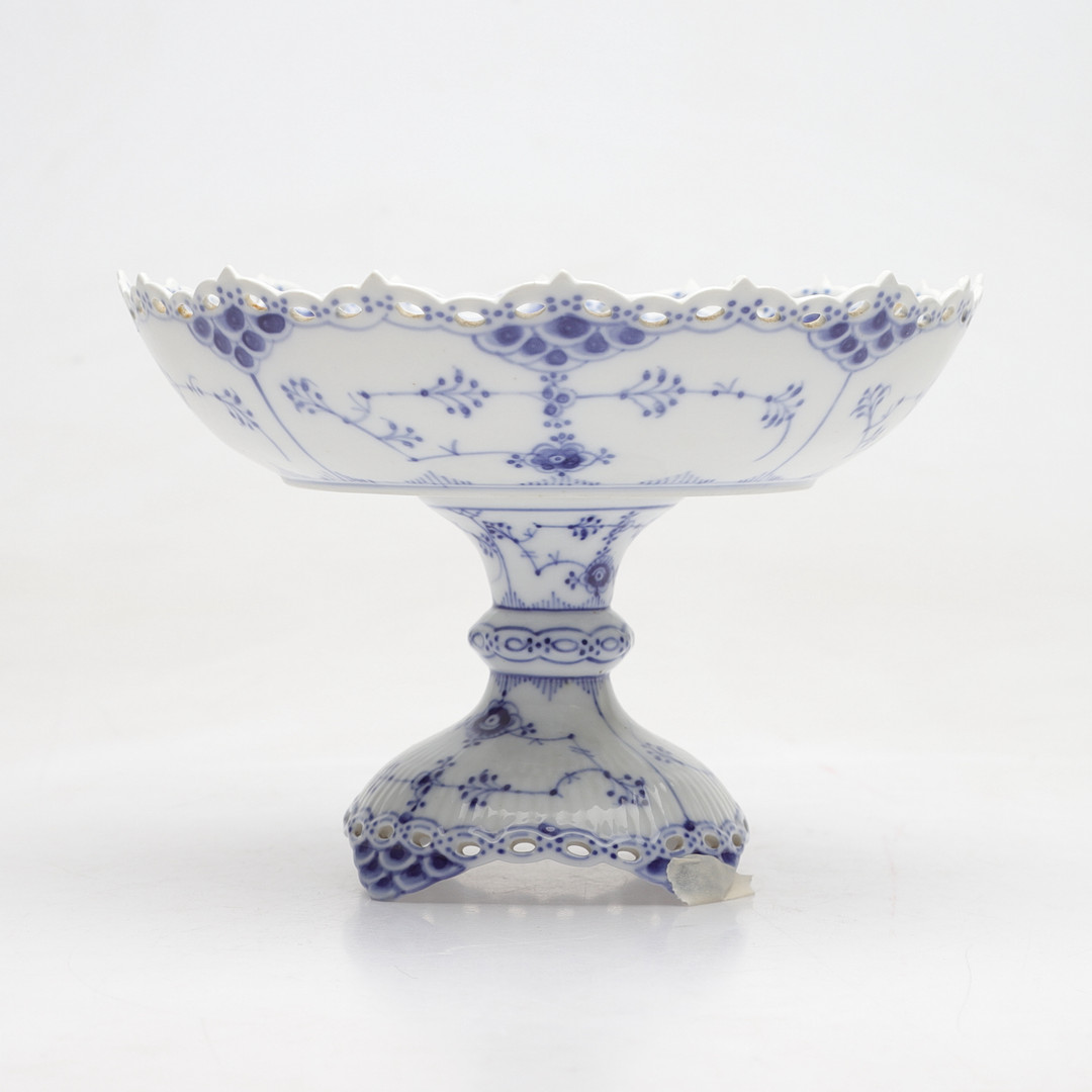SKÅL PÅ FOT, Porslin,"Musselmalet", helblond. Nr 1/1020, Royal Copenhagen, Danmark.