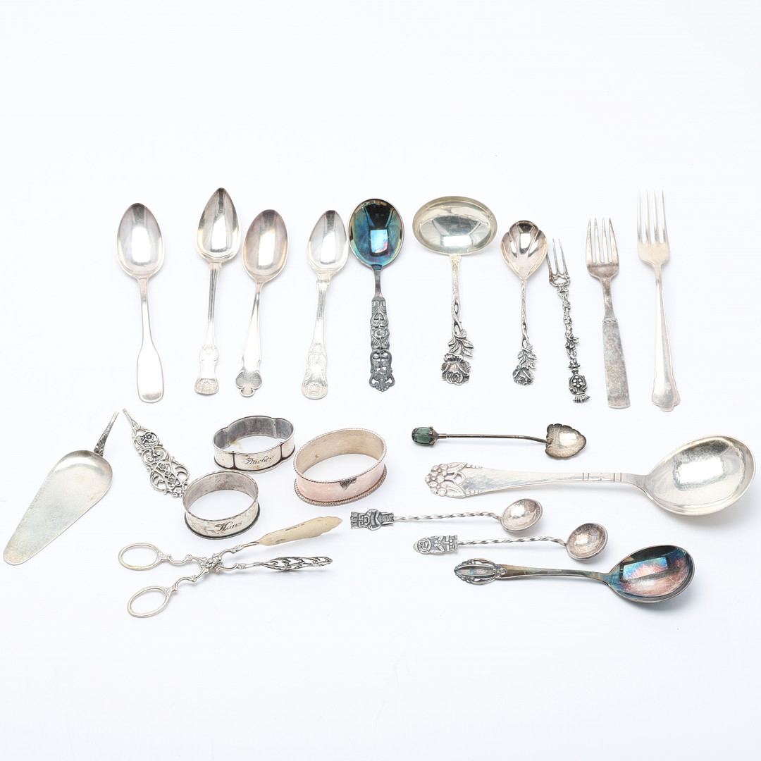EN SAMLING SKEDAR SAMT SERVETTRINGAR, 18 delar, silver 1900-tal.