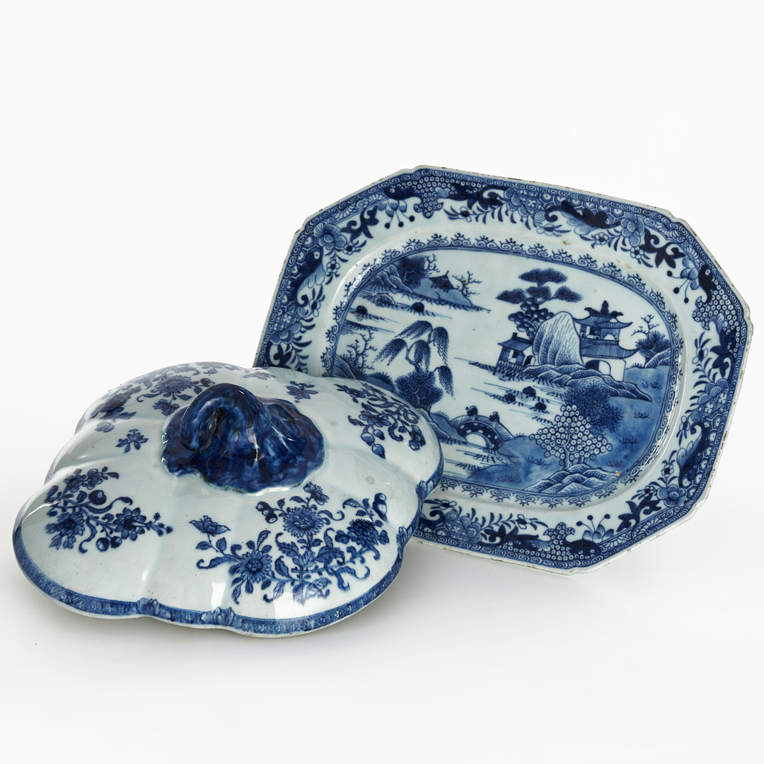 STEKFAT och TERRINLOCK, kompaniporslin, Kina, dekor i underglasyrblått av landskap och blomster, 1700-tal.
