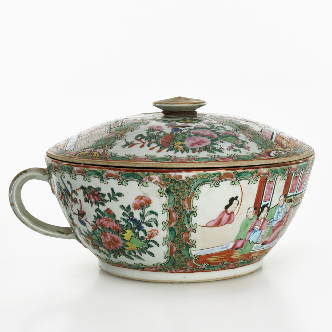 SKÅL med HÄNKEL och LOCK, kantonporslin, Kina, dekor i emaljfärger av figurscener, 1800-tal.