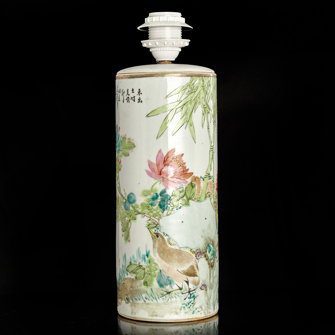 VAS, porslin, Kina, "qianjiang cai", dekor av fågel, lotus och bambu samt kalligrafi. 1900-talets första hälft.