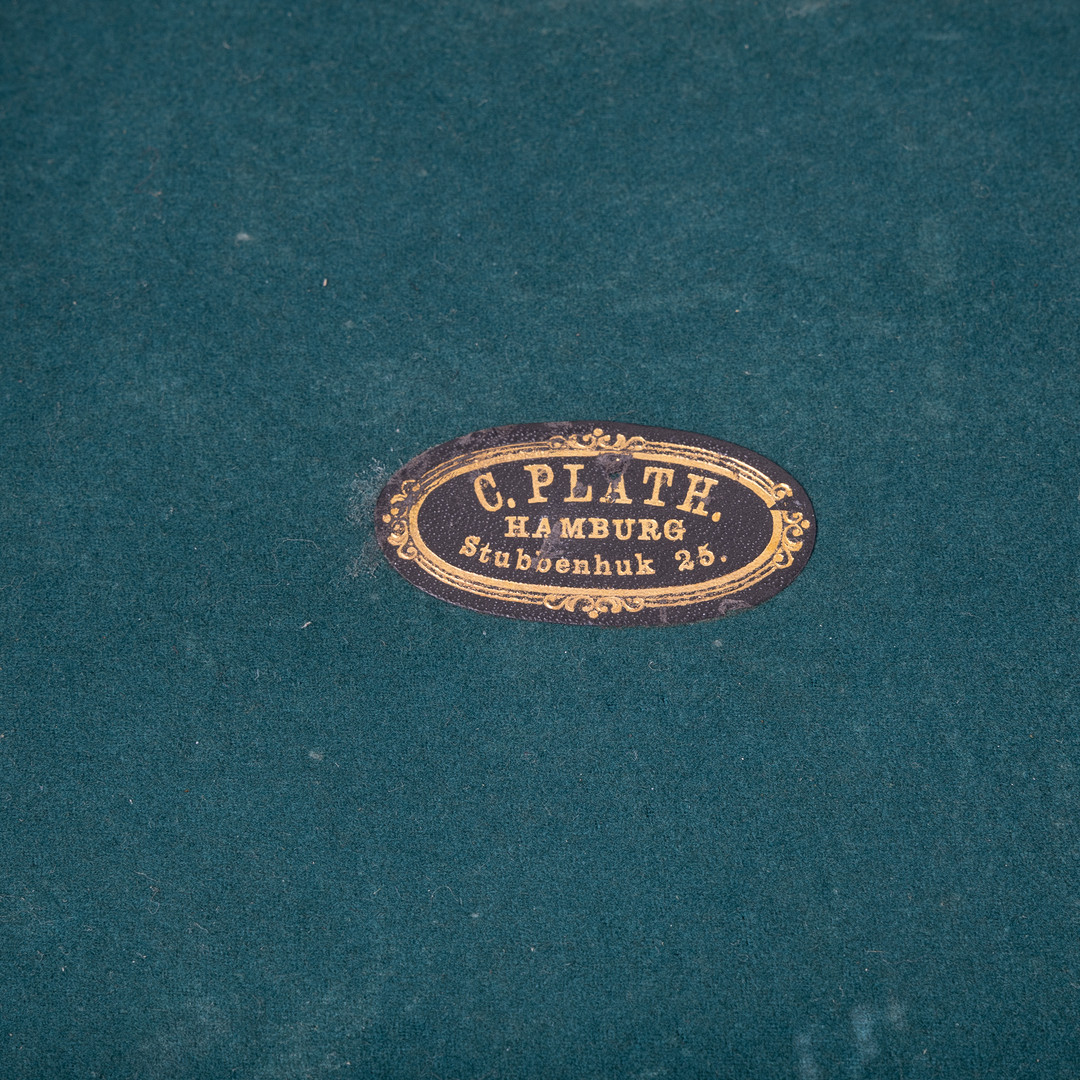 SEXTANT, C. Plath, Hamburg, omkring år 1900, mässing, i schatull av mahogny.