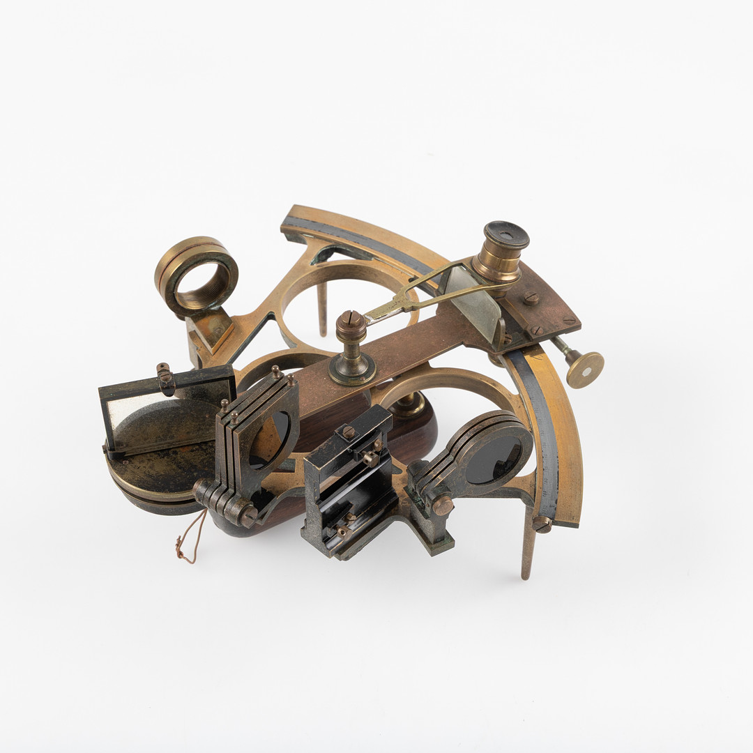 SEXTANT, C. Plath, Hamburg, omkring år 1900, mässing, i schatull av mahogny.