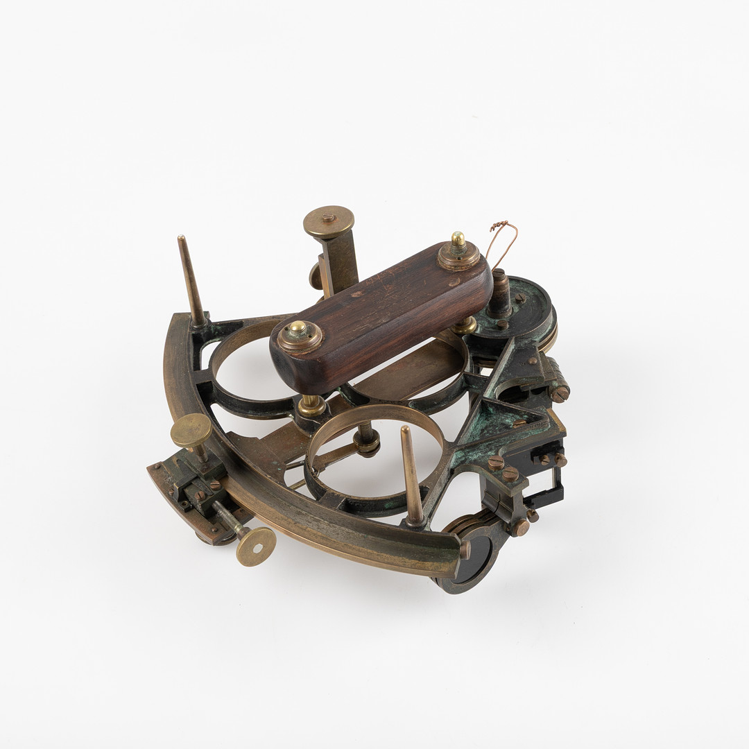SEXTANT, C. Plath, Hamburg, omkring år 1900, mässing, i schatull av mahogny.