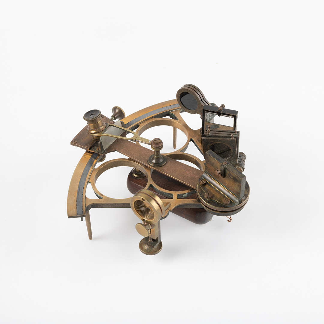 SEXTANT, C. Plath, Hamburg, omkring år 1900, mässing, i schatull av mahogny.