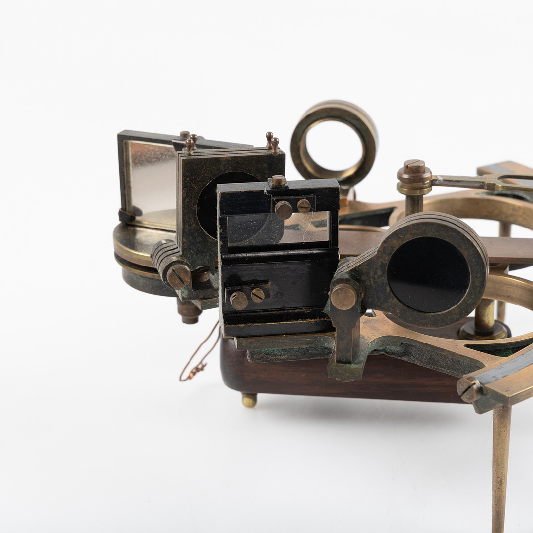 SEXTANT, C. Plath, Hamburg, omkring år 1900, mässing, i schatull av mahogny.