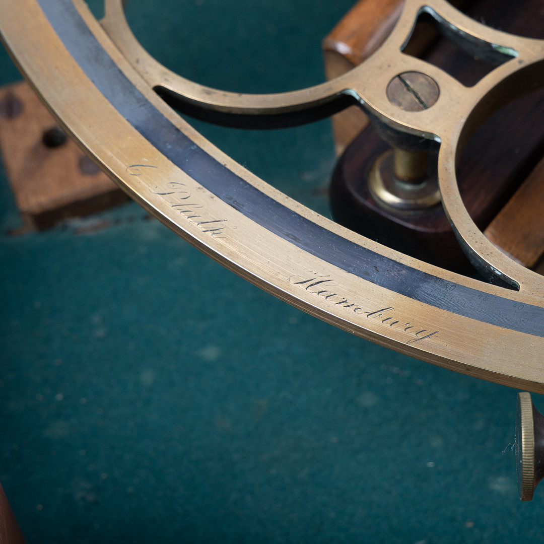 SEXTANT, C. Plath, Hamburg, omkring år 1900, mässing, i schatull av mahogny.