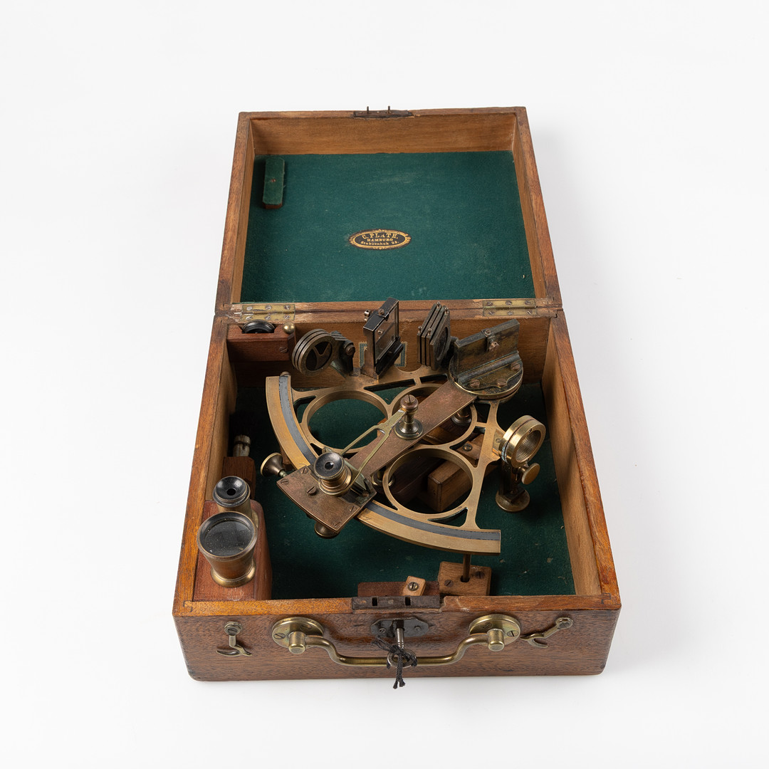 SEXTANT, C. Plath, Hamburg, omkring år 1900, mässing, i schatull av mahogny.