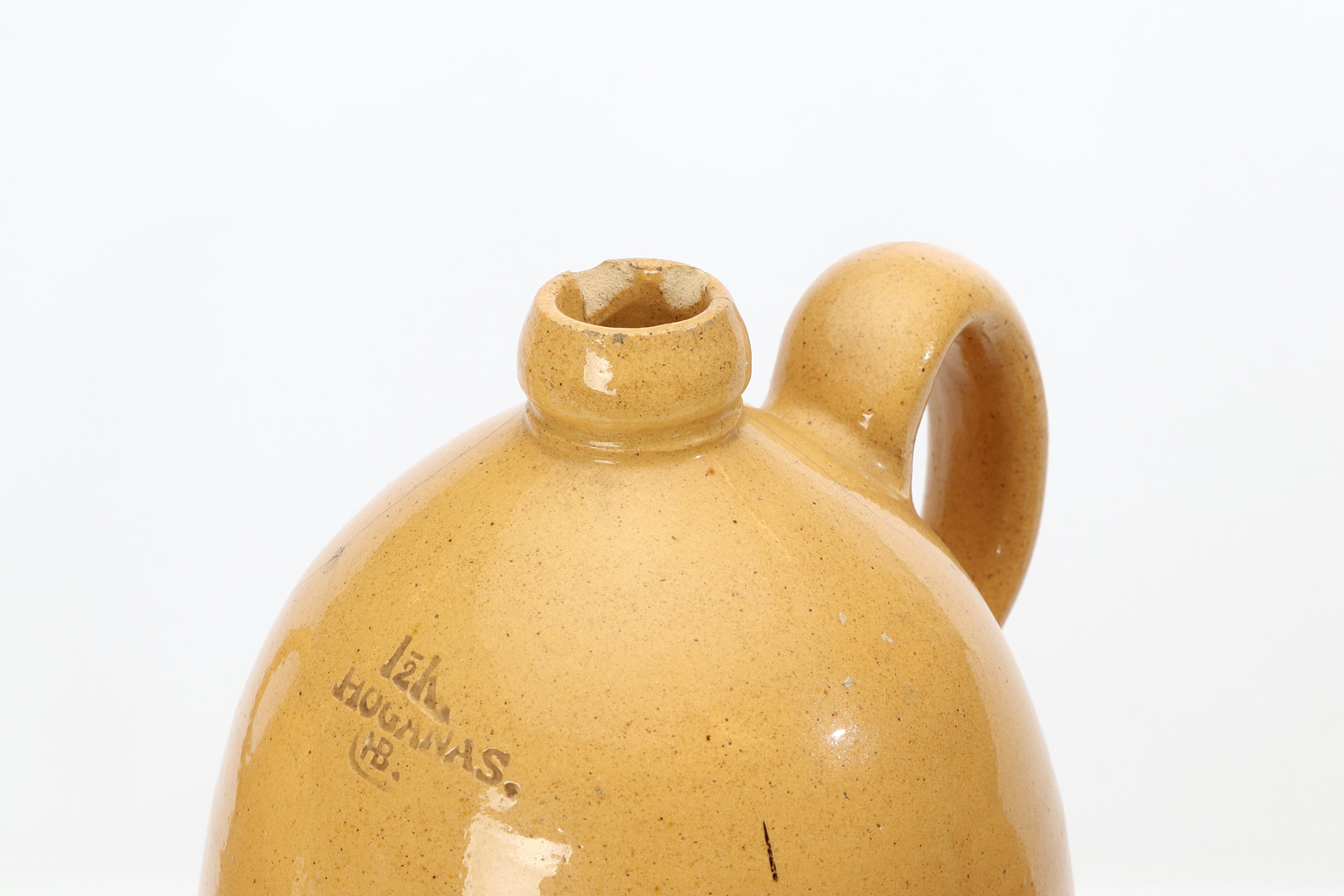 KRUS, SJU ST. HÖGANÄS. Glaserad keramik. 1800-tal. Med kannmått.