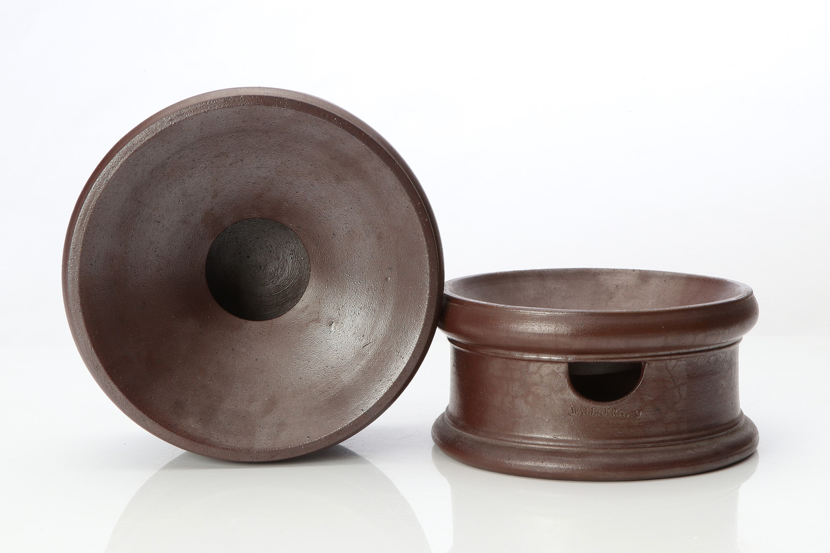 SPOTTKOPPAR, TVÅ ST, WALLÅKRA. Saltglaserat stengods. 1900-tal. Märkta.