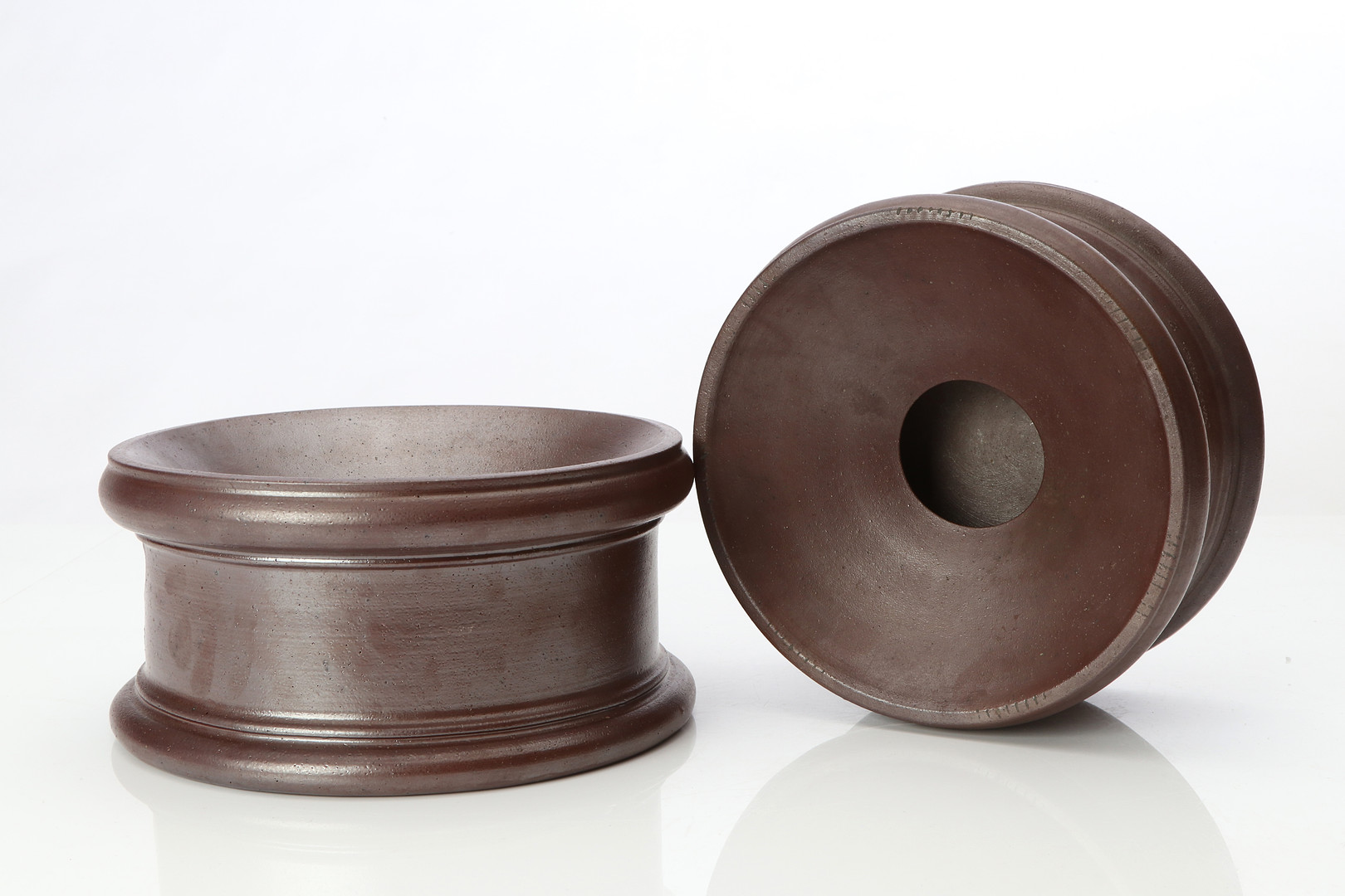 SPOTTKOPPAR, TVÅ ST, WALLÅKRA. Saltglaserat stengods. 1900-tal. Märkta.
