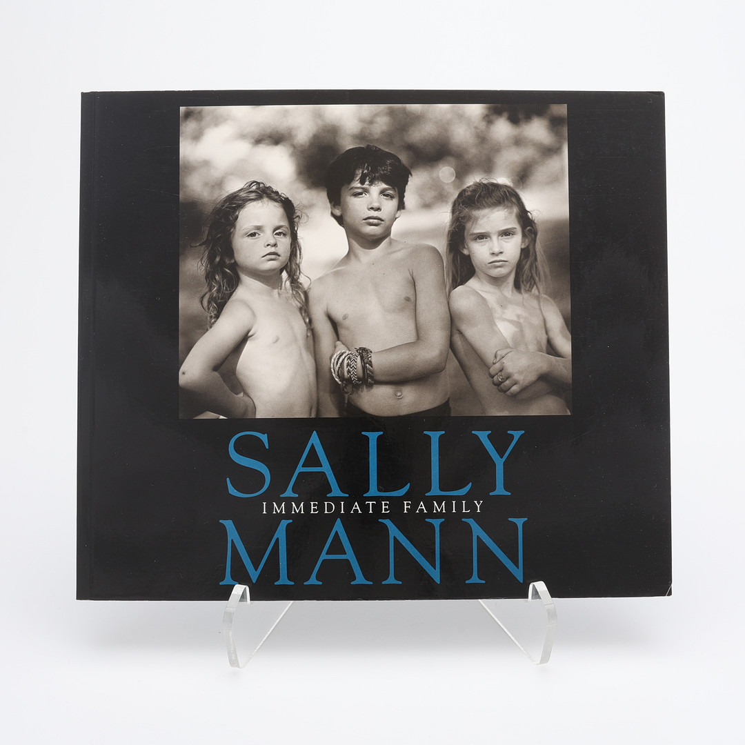 FOTO. DEN AMERIKANSKE FOTOGRAFEN SALLY MANNS "IMMEDIATE FAMILY" I FÖRSTA UPPLAGAN, 1992.
