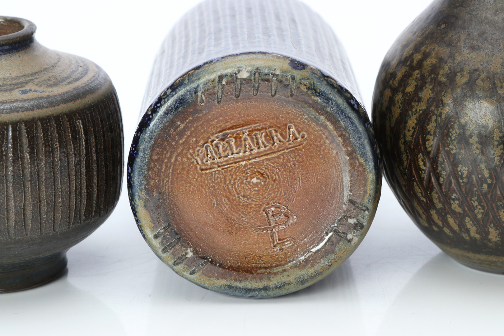 VASER, FYRA ST, WALLÅKRA. Saltglaserat stengods. 1900-tal. Märkta.