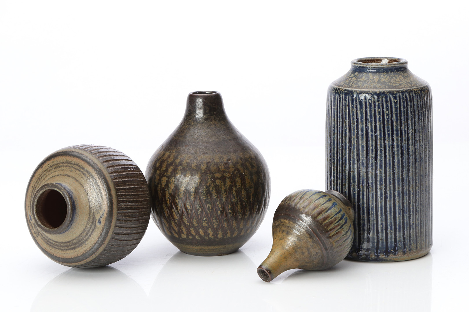 VASER, FYRA ST, WALLÅKRA. Saltglaserat stengods. 1900-tal. Märkta.