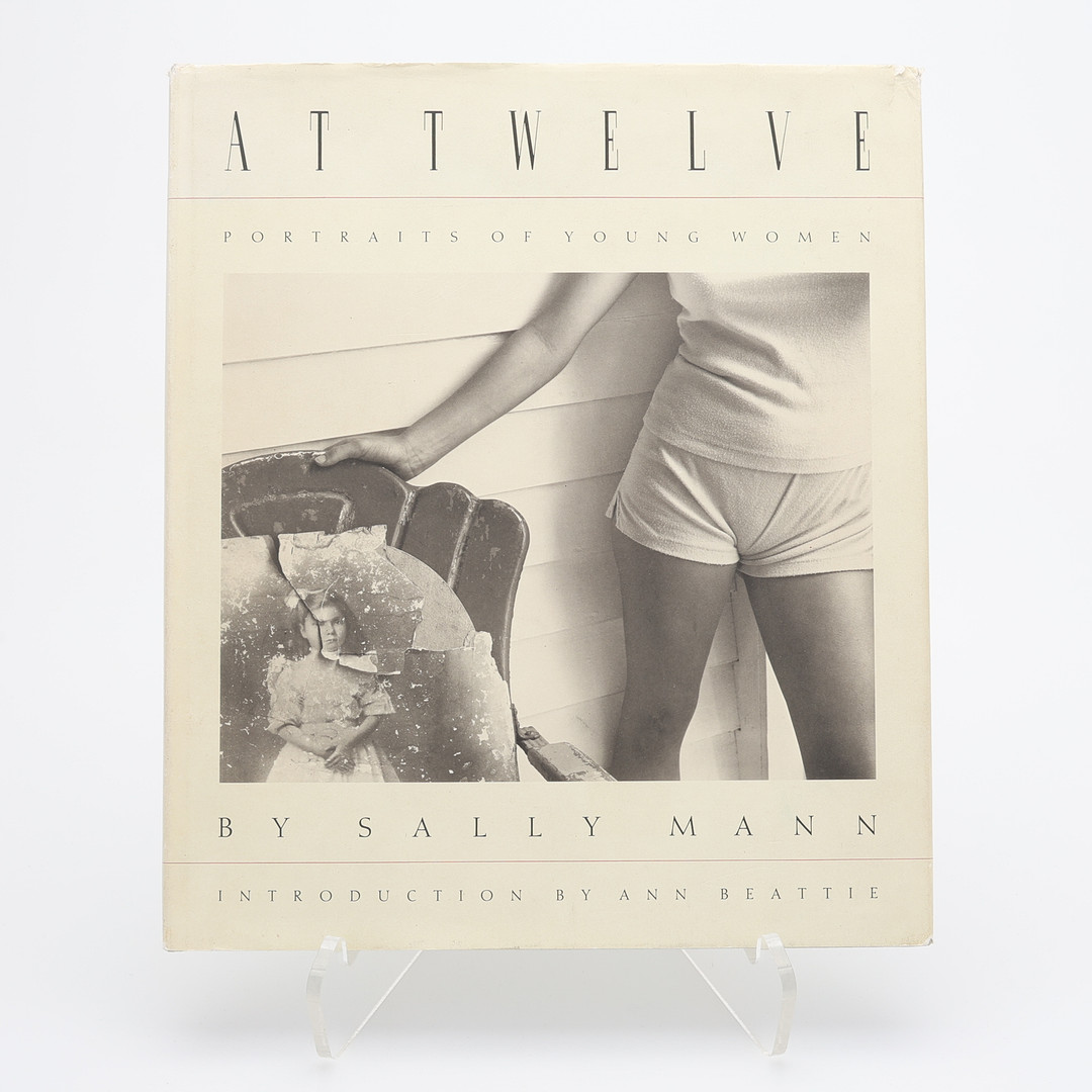 FOTO. DEN AMERIKANSKE FOTOGRAFEN SALLY MANNS "AT TWELVE: PORTRAITS OF YOUNG WOMEN" I FÖRSTA UPPLAGAN, 1988.