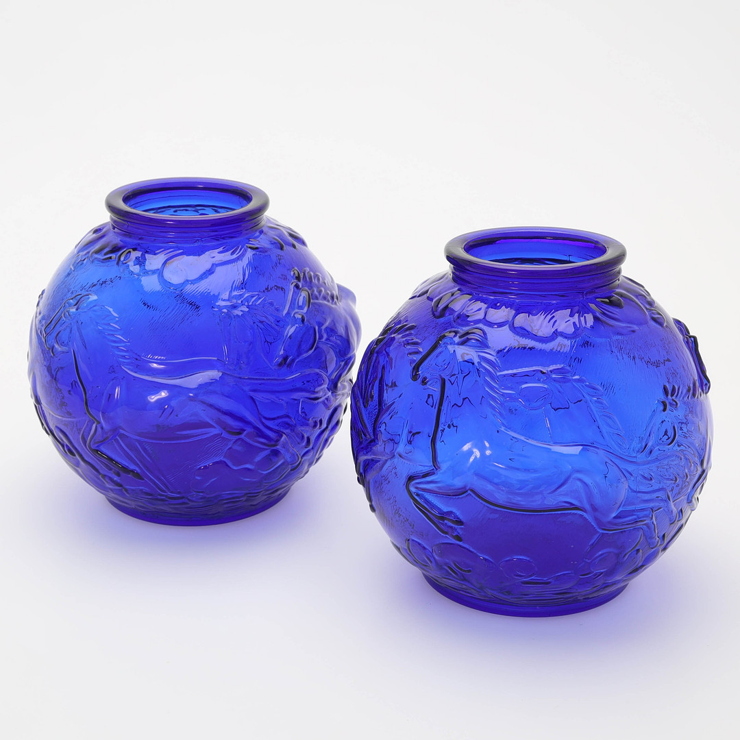 VASER, ett par, pressat glas, reliefdekor av hästar,modell nr 192, Glimma Glasbruk, swedish grace, 1920/30-tal.