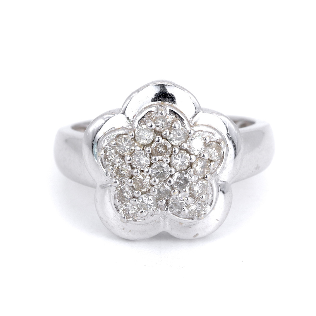 14CT GOLD DIAMOND FLOWER RING.