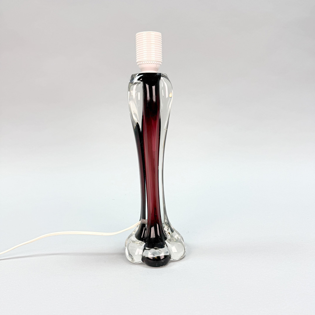 BORDSLAMPA, Flygsfors, designad av Paul Kedelv. underfångsglas med lila glas inuti klart glas. märk under.