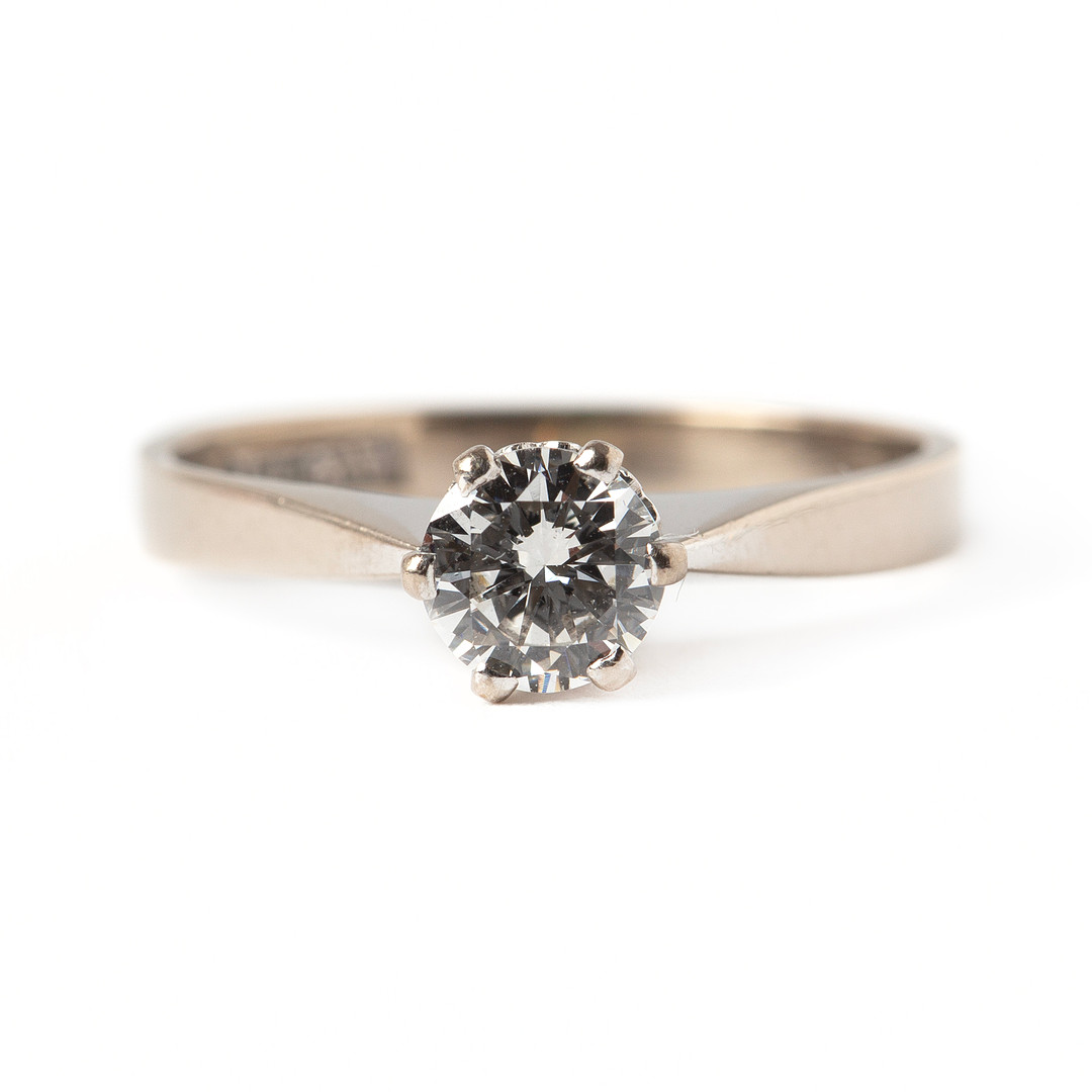 RING, 18K vitguld med briljantslipad diamant 0.50 ct, Lennart Magnusson, Göteborg, 1975.