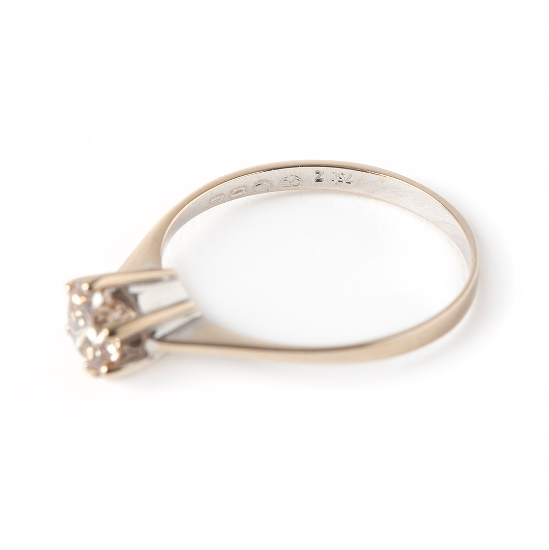 RING, 18K vitguld med briljantslipad diamant 0.62 ct, importstämplad.