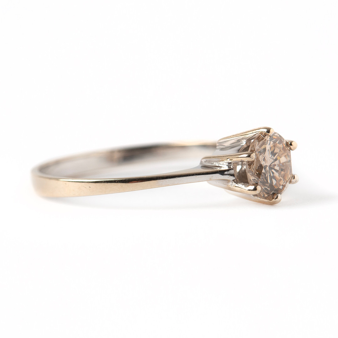 RING, 18K vitguld med briljantslipad diamant 0.62 ct, importstämplad.