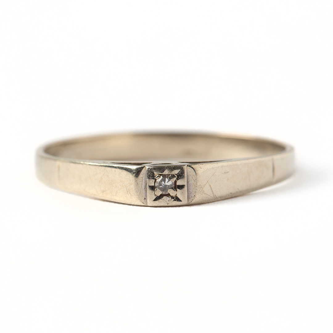 RING, 18k vitguld med åttkantslipad diamant 0.02 ct, importstämplad.