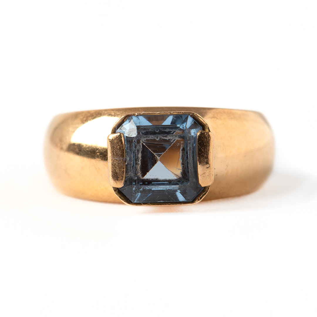 RING, 18k guld med fasettslipad syntetisk blå spinell, Östbergs, Borås, 1963.