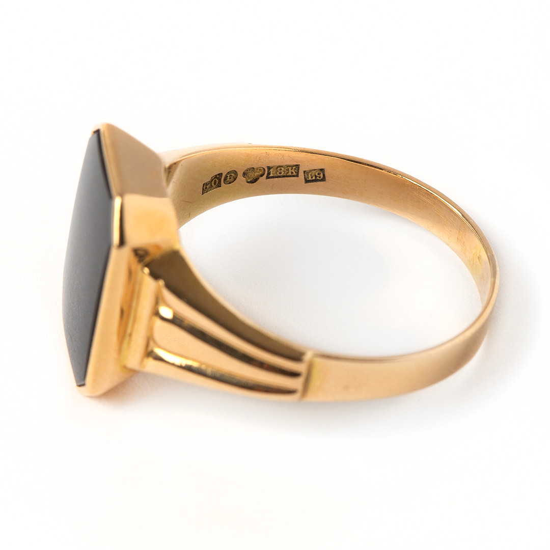 RING, 18K guld med onyx, Östebergs, Borås, 1961.