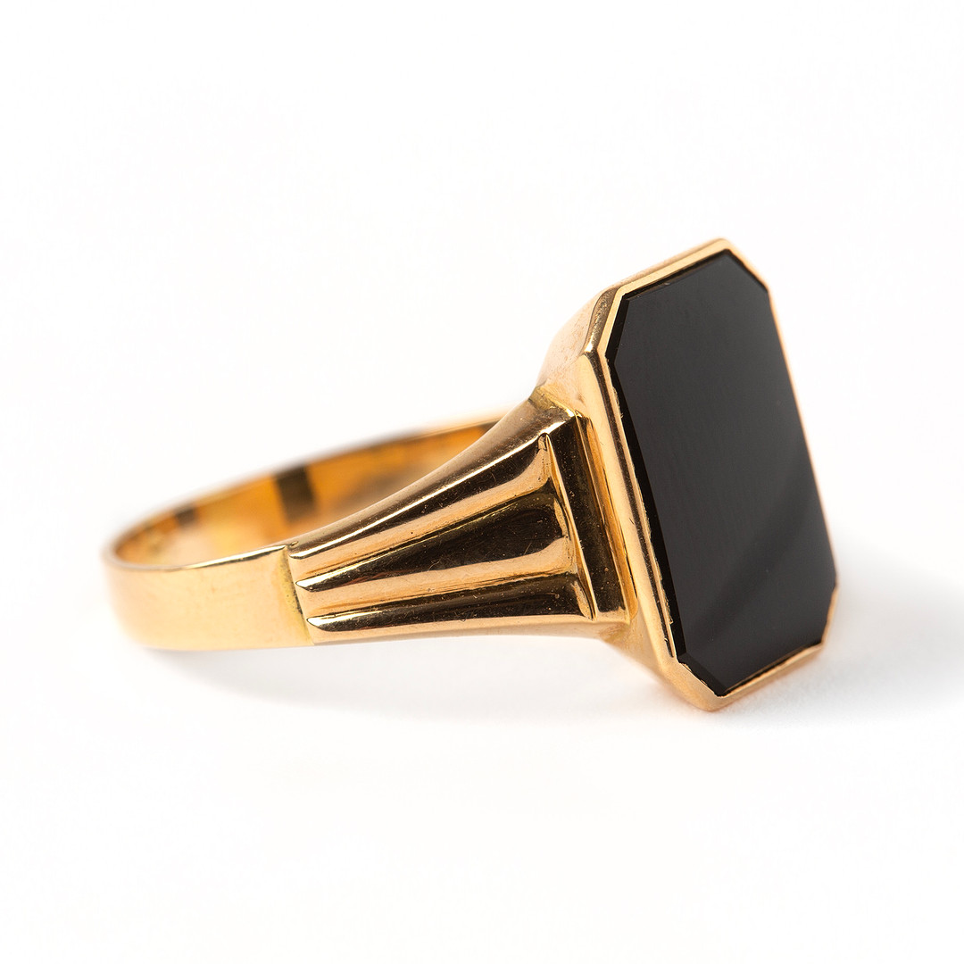 RING, 18K guld med onyx, Östebergs, Borås, 1961.